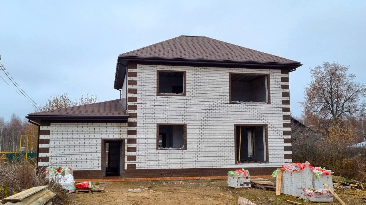 Кирпичный дом с гаражом 150 м3